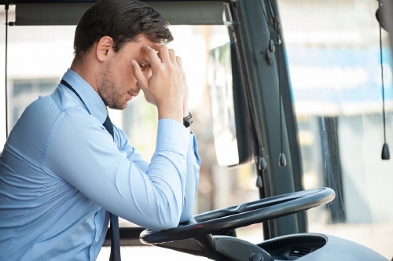 Refiere a un conductor fatigado por su excesiva jornada laboral